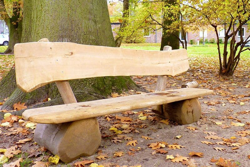 Eine robuste und elegante Holzbank für Ihren Garten