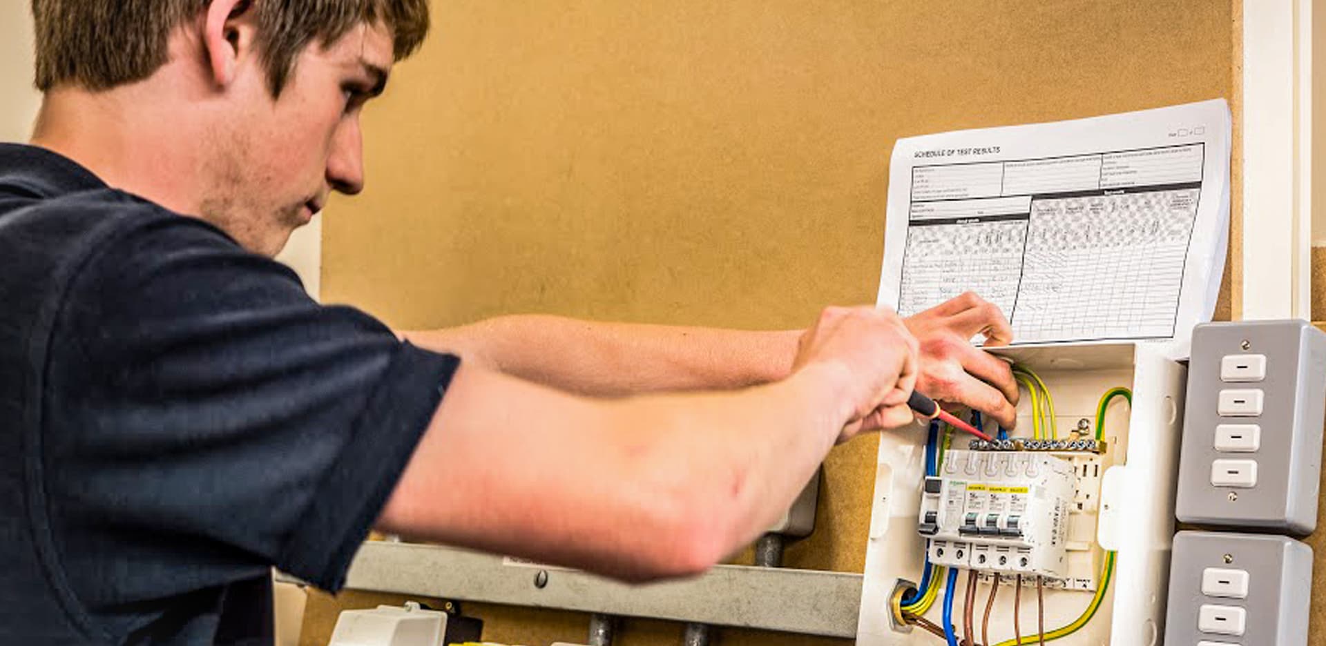 Prüfung elektrischer Anlagen: Warum ein Prüfprotokoll unerlässlich ist
