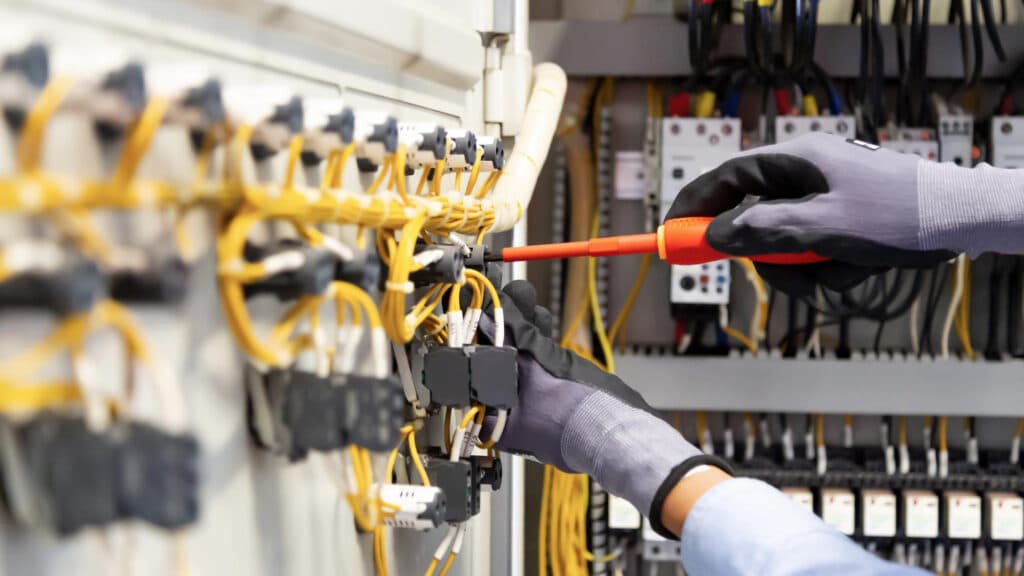 Wie oft ist die Prüfung ortsveränderlicher elektrischer Betriebsmittel erforderlich?