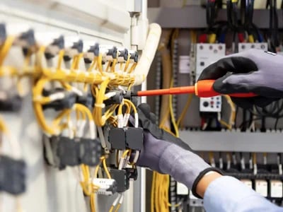 VDE Prüfung gemäß DGUV V3: So stellen Sie die Sicherheit elektrischer Anlagen sicher