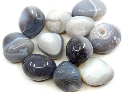 CrystalScents präsentiert farbenprächtige Edelsteine wie achat