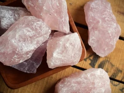 Rosenquarz kaufen und Magie in dein Leben bringen